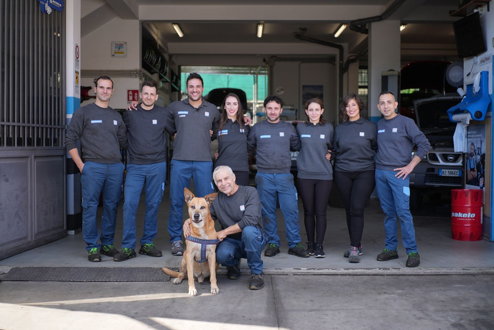 Il team di Torrisi Motortronic davanti all'officina